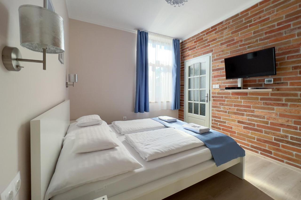Anova Apartman Gyula Exteriör bild