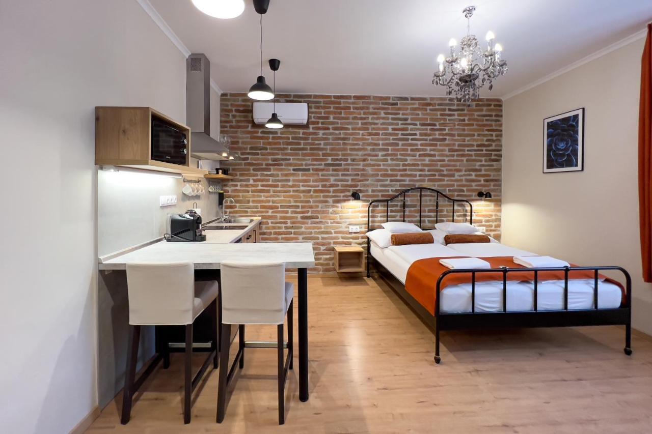 Anova Apartman Gyula Exteriör bild